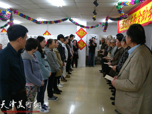 瑞江书画院举办献爱心助学助困活动，图为同学们接受书画家们的资助