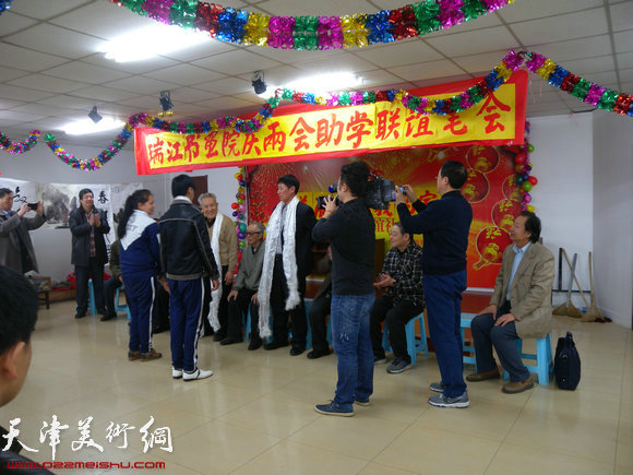 瑞江书画院举办献爱心助学助困活动，图为西藏学子向书画家献哈达