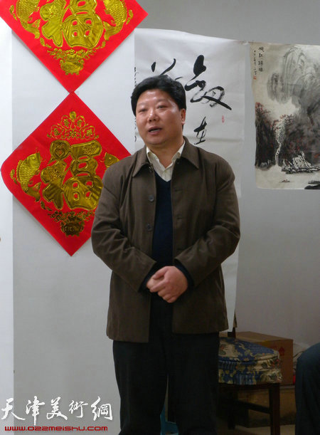 瑞江书画院举办献爱心助学助困活动，图为受助学校老师代表讲话