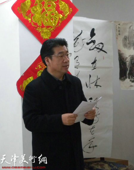 瑞江书画院举办献爱心助学助困活动，图为瑞江书画院副院长张文圣主持捐赠大会仪式