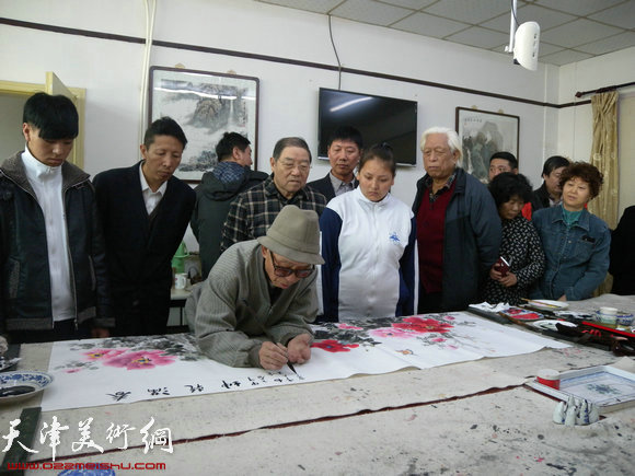瑞江书画院举办献爱心助学助困活动，图为书画笔会现场