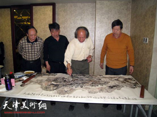 津京冀三地书画家举办艺术交流笔会，图为笔会现场（左起：刘永华、王海云、王作飞、陈元龙）。