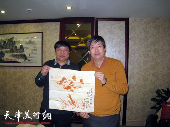 津京冀三地书画家举办艺术交流笔会，图为天津著名画家陈元龙（右）与收藏家肖石震（左）先生合影。