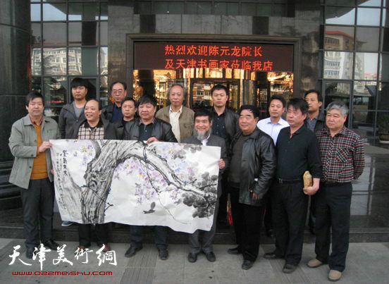 津京冀三地书画家举办艺术交流笔会，图为参加笔会画家、嘉宾合影。