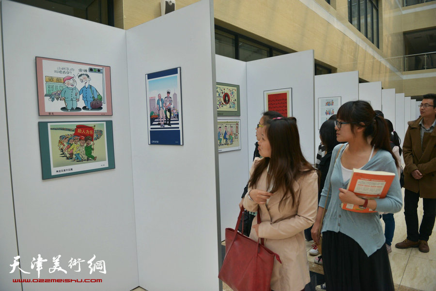 “雷锋·我们与你同在”主题作品展开幕，图为展览现场。
