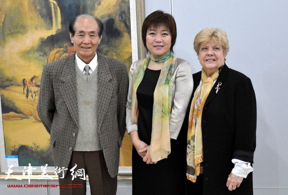 李澜画马巡展上海展览开幕,图为李澜与联合国经社理事会特别顾问太平洋地区发展与教育组织主席饶琼女士、联合国经社理事会特别顾问太平洋地区发展与教育组织会会长饶宇安先生在画展上。