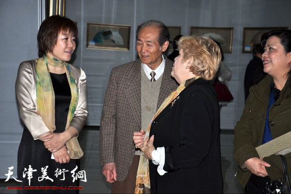 李澜画马巡展上海展览开幕,图为李澜在画展上与来宾交流。