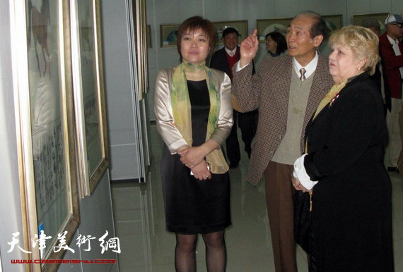 李澜画马巡展上海展览开幕,图为李澜在画展上与来宾交流。