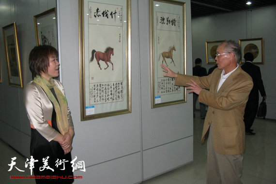 李澜画马巡展上海展览开幕,图为李澜在画展上与邢捷交流。