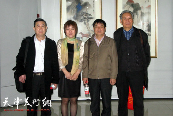 李澜画马巡展上海展览开幕,图为李澜与潘永忠、孙艳华、赵玉森在画展上。
