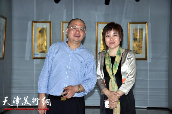 李澜画马巡展上海展览开幕,图为李澜与策展人史军萍在画展上。