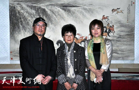 李澜画马巡展上海展览开幕,图为李澜与上海画家关岩等在画展上。