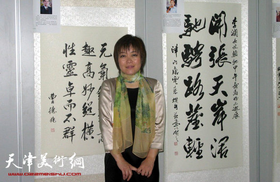 李澜画马巡展上海展览开幕,图为李澜在画展上。