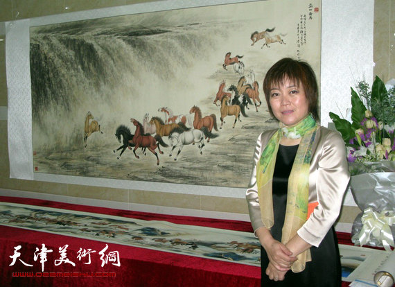 李澜画马巡展上海展览开幕，图为李澜在画展上。