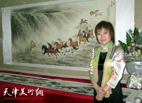 李澜画马巡展上海展览开幕,图为李澜在画展上。