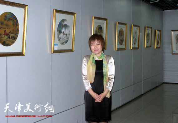 李澜画马巡展上海展览开幕,图为李澜在画展上。