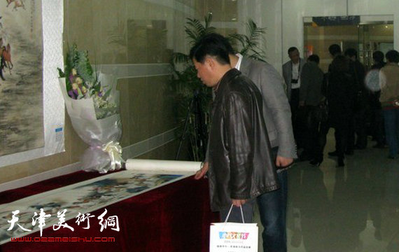 李澜画马巡展上海展览开幕,图为画展现场。
