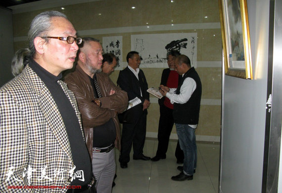 李澜画马巡展上海展览开幕,图为画展现场。