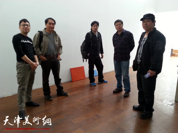 国际抽象绘画艺术家联展将在梅江国际艺术馆举办，图为商长松、王佐成、马树青、肖珑、刘硕海在布展现场。