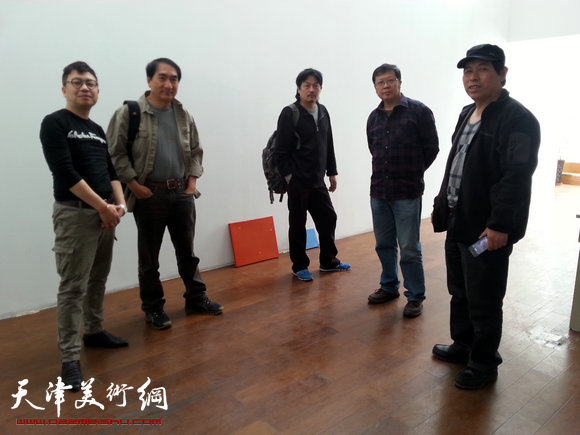 国际抽象绘画艺术家联展将在梅江国际艺术馆举办,图为商长松、王佐成、马树青、肖珑、刘硕海在布展现场。