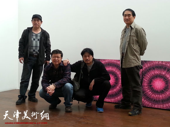 国际抽象绘画艺术家联展将在梅江国际艺术馆举办，图为刘硕海、肖珑、马树青、王佐成在布展现场