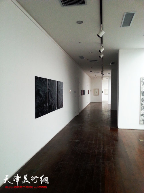 国际抽象绘画艺术家联展将在梅江国际艺术馆举办,图为布展现场。