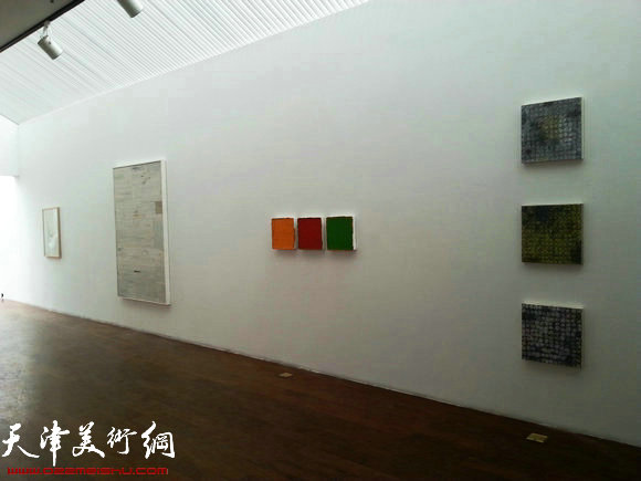 国际抽象绘画艺术家联展将在梅江国际艺术馆举办，图为布展现场。