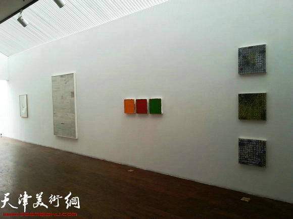 国际抽象绘画艺术家联展将在梅江国际艺术馆举办,图为布展现场。