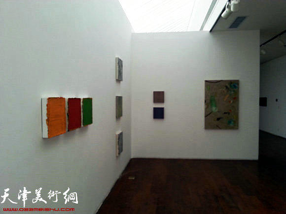 国际抽象绘画艺术家联展将在梅江国际艺术馆举办,图为布展现场。
