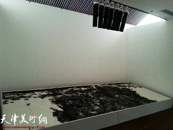 国际抽象绘画艺术家联展将在梅江国际艺术馆举办,图为布展现场。