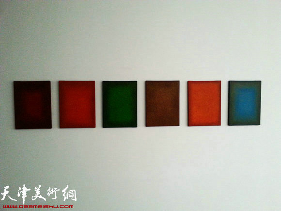 国际抽象绘画艺术家联展将在梅江国际艺术馆举办,图为布展现场。
