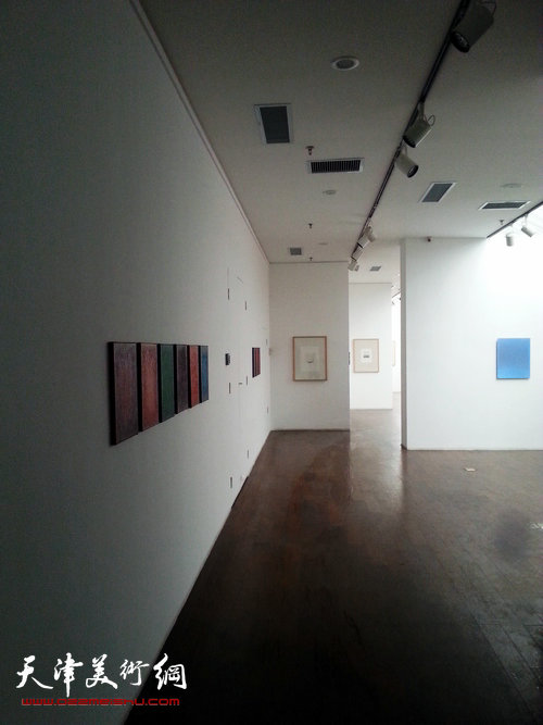 国际抽象绘画艺术家联展将在梅江国际艺术馆举办,图为布展现场。