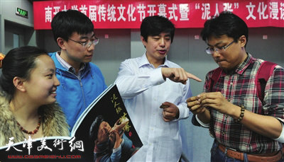 张宇（右二）与同学们交流。 史淞予摄