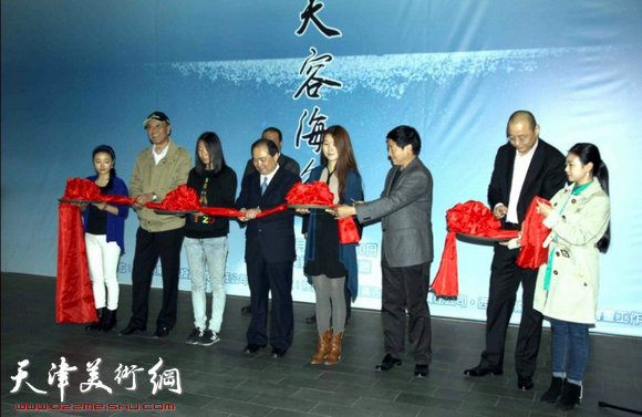 天津著名书法家马孟杰书法展4日在西安开幕，图为开幕仪式剪彩。