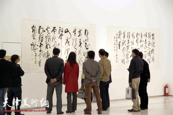 天津著名书法家马孟杰书法展4日在西安开幕，图为书展现场。