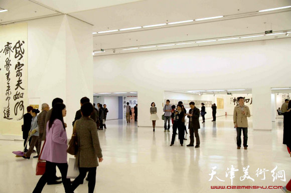 天津著名书法家马孟杰书法展4日在西安开幕,图为书展现场。
