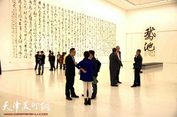 天津著名书法家马孟杰书法展4日在西安开幕,图为书展现场。