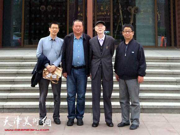 何纪争与马孟杰等在书展现场。
