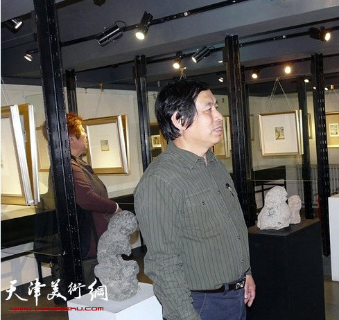 刘硕海在汉沽国际版画藏书票收藏馆。