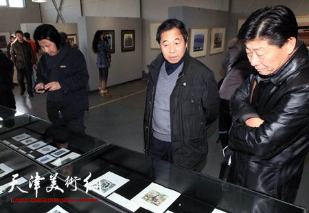 天津美术学院国画系主任李孝萱在汉沽国际版画藏书票收藏馆观赏作品。