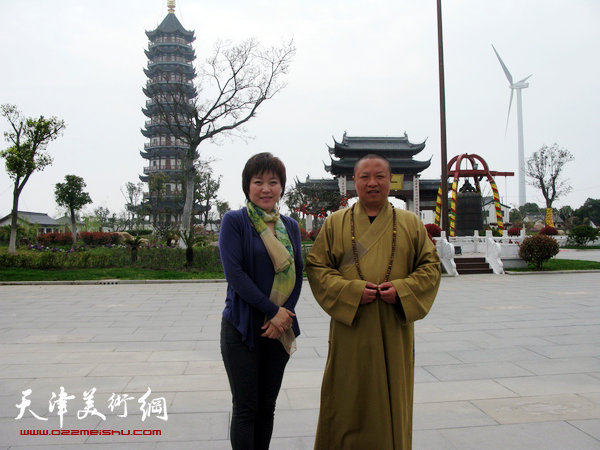 东海观音寺主持慧芝法师与李澜在东海观音宝塔前。