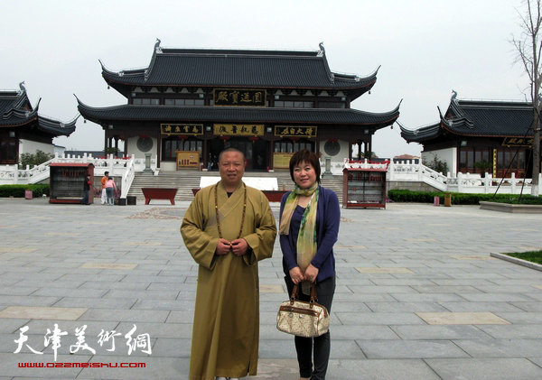 东海观音寺主持慧芝法师与李澜在圆通宝殿前。