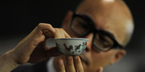 在香港苏富比2014春拍上，明成化 斗彩鸡缸杯以1.6亿港元起拍，2.5亿港元落槌，含佣金成交价为2.8亿港元，为上海藏家刘益谦竞得。