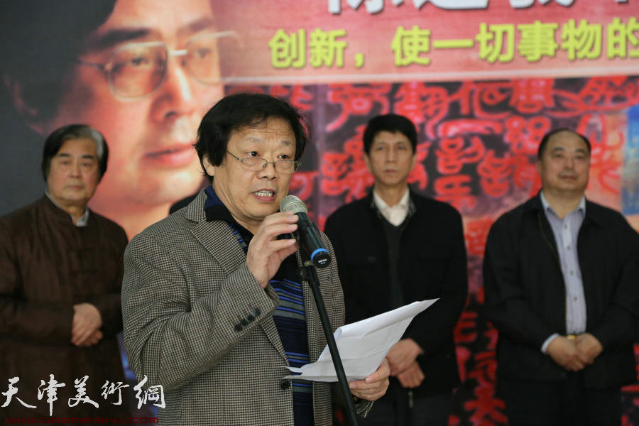 陈连羲书画新作展4月8日在和平区文化艺术中心举办，图为天津市书协秘书长冉繁英主持开幕式