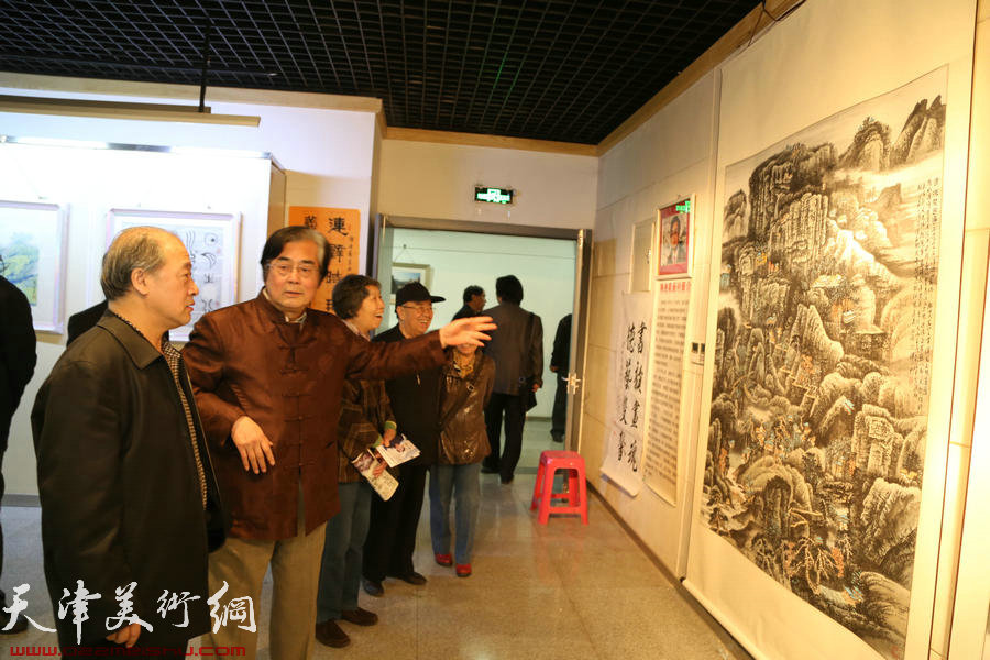 陈连羲书画新作展4月8日在和平区文化艺术中心举办，图为市文联副主席王书平观展