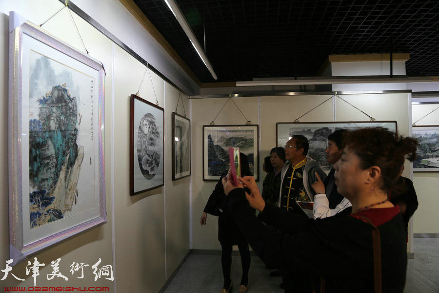 陈连羲书画新作展4月8日在和平区文化艺术中心举办，图为书画展吸引众多观者