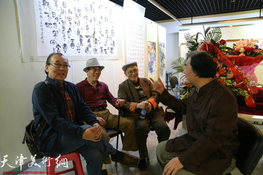 陈连羲书画新作展4月8日在和平区文化艺术中心举办，图为陈连羲与知名人士亲切交谈