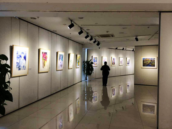 观众在观看GNWP第三届国际水彩画交流展。