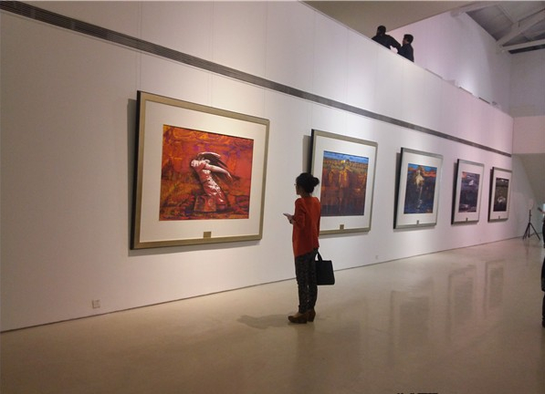 “能量”托娅重彩作品展在悦•美术馆开幕现场 