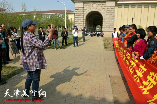 书画家们与内地西藏中职班学员交流